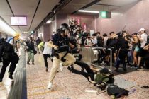 В Гонконге 44 станции метро подверглись актам вандализма
