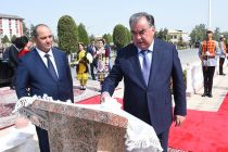 Лидер нации Эмомали Рахмон открыл Государственный герб и Государственный флаг в районе Рудаки