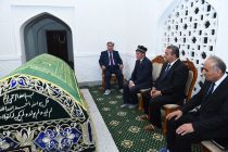 Лидер нации Эмомали Рахмон в Кулябе посетил гробницу Мир Сайида Али Хамадони