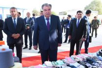 Президент страны Эмомали Рахмон в Дангаринском районе посетил выставку продукции промышленных предприятий Хатлонской области