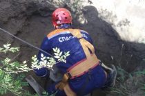 Таджикские спасатели оказали помощь ребёнку, вытащив его из двухметровой ямы