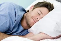 Кардиолог назвал опасные позы для сна