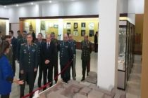 Министр обороны Казахстана посетил Национальный музей Таджикистана