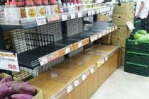 В Японии накануне тайфуна из магазинов исчезли хлеб, вода и газовые баллоны