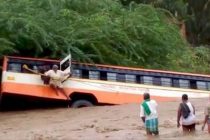 Пассажирский автобус упал в реку в Индии