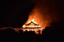 СМИ: древний замок на юге Японии практически полностью сгорел в результате пожара