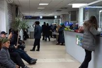 Банкам в Таджикистане продлили рабочий день из-за ажиотажа вокруг денежных переводов
