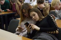 В Мадриде запретят пользоваться мобильными телефонами в классах