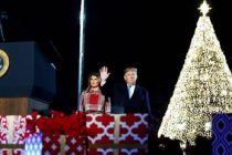 Трамп и первая леди США провели ежегодную церемонию зажжения рождественской ели