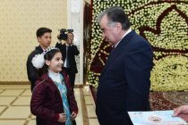 Президент Республики Таджикистан Эмомали Рахмон вручил 100 детям-сиротам Согдийской области праздничные  наврузовские подарки