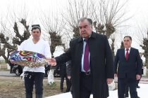 Лидер нации Эмомали Рахмон принял участие в севе хлопчатника в дехканском хозяйстве «Сугдиёна» района Спитамен