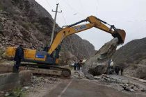 Водитель грузового автомобиля на автодороге «Душанбе — Худжанд» попал под камнепад