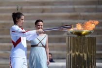 Греция передала олимпийский огонь Японии