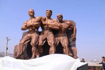 В  Намангане  открыли памятник «Три богатыря», символизирующий дружбу народов Узбекистана, Кыргызстана и Таджикистана