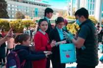 В Душанбе «Рахш — Такси» бесплатно раздала 1 тысячу медицинских масок