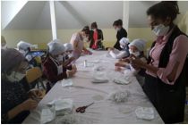 В Согдийской области учащиеся кружков сшили 5 тысяч медицинских масок и раздали их населению