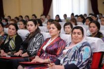 В Худжанде призывают девушек и женщин одеваться по-таджикски