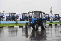 МТЗ-892: ТРАКТОР КЛАССА ЛЮКС. В Таджикистане начали сборку новой модернизированной сельхозмашины