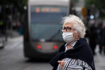 Французов могут обязать носить маски в транспорте до появления вакцины от COVID-19