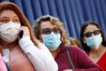 Финские ученые призвали население страны использовать маски, чтобы замедлить процесс распространения пандемии коронавируса
