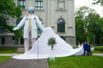 Латвия первой в мире поставила памятник борющимся с COVID-19 медикам