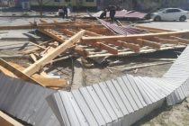 КЧС и ГО:  сильным ветром в городе Турсунзаде снесло крыши жилых домов, социальных объектов и вспомогательных сооружений воинской части