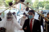 ЖЕНИХ И НЕВЕСТА В МАСКЕ.  В Таджикистане вновь разрешены свадебные торжества