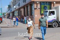 Казахстанцев обязали носить маски на улице