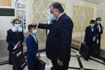 Президент страны Эмомали Рахмон в Дарвазском районе вручил подарки детям-сиротам и инвалидам