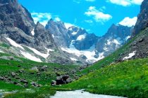 СЕГОДНЯ  — МЕЖДУНАРОДНЫЙ ДЕНЬ ГОР. Евгений Лоренц, замглавы Федерации альпинизма РТ рассказал, чем привлекательны таджикские горы, о влиянии человека на природу и о высокогорных восхождениях