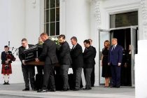 В Белом доме прошла церемония прощания с братом Трампа