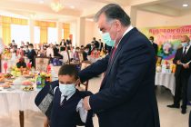 Глава государства Эмомали Рахмон в Зафарабадском районе открыл комплекс обслуживания «Вахдат» и вручил подарки 40 детям-сиротам