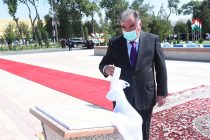Президент страны Эмомали Рахмон в центре Матчинского района поднял Государственный флаг