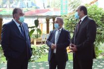Президент страны Эмомали Рахмон открыл зимний культурно-развлекательный парк в Гиссаре и вручил подарки круглым сиротам