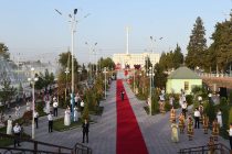 Президент страны Эмомали Рахмон торжественно открыл сквер «70-летия освоения Вахшской долины» и Государственный герб в центре Бохтара