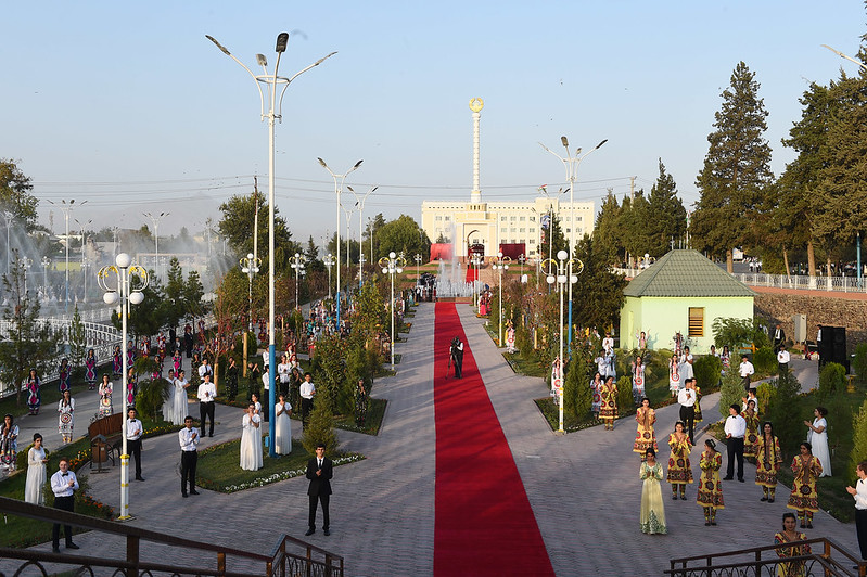 Курган тюбе район таджикистан. Таджикистан Курган-Тюбе (Бохтар). Шахри Бохтар парк. Парк Курган Тюбе. Город Бохтар Таджикистан 2020.