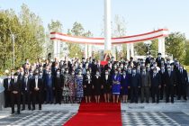 Президент страны Эмомали Рахмон в городе Турсунзаде открыл площадь Государственного флага