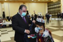 Президент страны Эмомали Рахмон в ресторане «Бустон» Матчинского района вручил подарки детям-сиротам