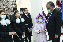Президент страны Эмомали Рахмон открыл Центр торговли и обслуживания «Сугдиён», швейных цех, а также вручил подарки 150 сиротам в Бободжон Гафуровском районе