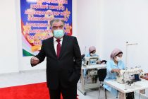 Лидер нации Эмомали Рахмон в Вахдате открыл 10-этажный жилой дом со швейной мастерской и центром торговли и обслуживания