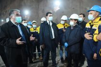 Ознакомление Главы государства Эмомали Рахмона с ходом строительных работ в монтажной камере и водоснабжающих шахтах Рогунской ГЭС