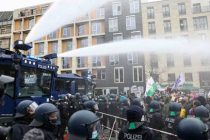 Полиция применила водометы против демонстрантов в Берлине