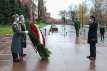Председатель Маджлиси милли Маджлиси Оли Рустами Эмомали возложил венок к Могиле Неизвестного Солдата в Москве