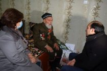 Матлубахон Сатториён посетила 109-летнего жителя Гиссара, участника войны Карима Рашида