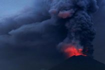В Японии на острове Суваносэ началось извержение вулкана