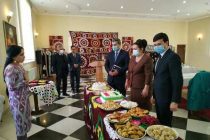 В Душанбе группа женщин, изучив швейное и кондитерское дело, получила сертификаты