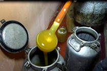 На севере Таджикистана пресекли деятельность гражданина, изготовлявшего самодельный мёд