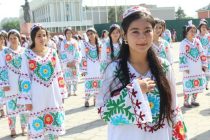 Более 500 девушек в национальных нарядах прошли по центру Бохтара в рамках акции «Точикона  мепушем»
