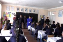 На севере Таджикистана наладили коллективную выдачу паспортов учащимся школ