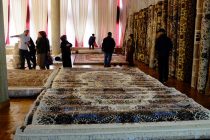В Душанбе проходит ежегодная выставка-продажа ковровых изделий